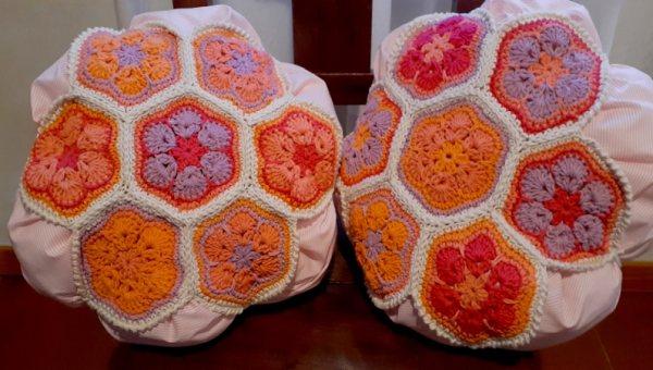 Almohadones con flores africanas en crochet